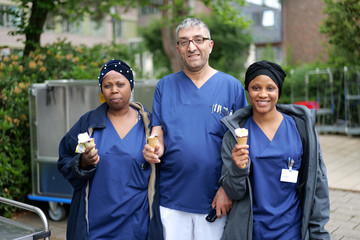Pflegekräfte des Albertinen Krankenhauses genießen Eis beim Mitarbeiterevent „Let’s have lunch“ – Dankeschön-Aktion zur Förderung von Mitarbeiterzufriedenheit und Teamgefühl. Pflegekräfte des Albertinen Krankenhauses genießen Eis beim Mitarbeiterevent „Let’s have lunch“ – Dankeschön-Aktion zur Förderung von Mitarbeiterzufriedenheit und Teamgefühl.