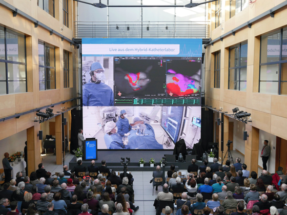 Immanuel Herzzentrum Brandenburg - Pressemitteilungen - 30 Jahre Exzellenz mit Herz - Einladung zum Tag des Herzzentrums - Live aus dem Hybrid-Herzkatheterlabor verfolgt das Publikum einen kardiologischen Eingriff
