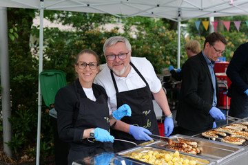 Direktorium des Albertinen Krankenhauses grillt beim Mitarbeiterevent „Let’s have lunch“ für Beschäftigte – Zeichen gelebter Wertschätzung und Mitarbeiterbindung im Krankenhausalltag. Direktorium des Albertinen Krankenhauses grillt beim Mitarbeiterevent „Let’s have lunch“ für Beschäftigte – Zeichen gelebter Wertschätzung und Mitarbeiterbindung im Krankenhausalltag.