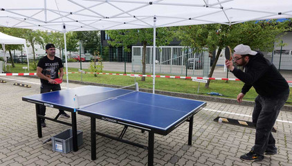 Zwei Mitarbeitende beim Tischtennisspielen bei der Jubiläumsfeier 20 Jahre Albertinen Services Hamburg ASH in Rellingen.