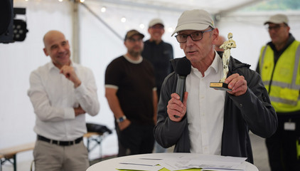 ASH-Geschäftsführer Ralf Zastrau hält an einem Tisch im Festzelt eine Rede bei der Jubiläumsfeier 20 Jahre Albertinen Services Hamburg ASH in Rellingen.