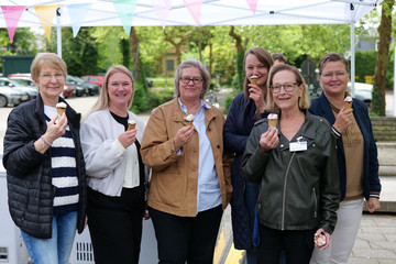 Mitarbeitende des Albertinen Krankenhauses genießen Eis beim Sommer-Event „Let’s have lunch“ – wertschätzende Unternehmenskultur und Teamzusammenhalt im Gesundheitswesen. Mitarbeitende des Albertinen Krankenhauses genießen Eis beim Sommer-Event „Let’s have lunch“ – wertschätzende Unternehmenskultur und Teamzusammenhalt im Gesundheitswesen.