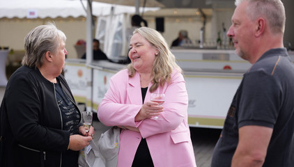 Konzerngeschäftsführerin Andrea Wichmann im Gespräch mit zwei Mitarbeitenden bei der Jubiläumsfeier 20 Jahre Albertinen Services Hamburg ASH in Rellingen.