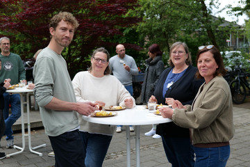 Mitarbeitende des Albertinen Krankenhauses genießen gemeinsam die Mittagspause beim Team-Event „Let’s have lunch“ – Austausch, Kollegialität und Mitarbeiterbindung stärken das Miteinander. Mitarbeitende des Albertinen Krankenhauses genießen gemeinsam die Mittagspause beim Team-Event „Let’s have lunch“ – Austausch, Kollegialität und Mitarbeiterbindung stärken das Miteinander.
