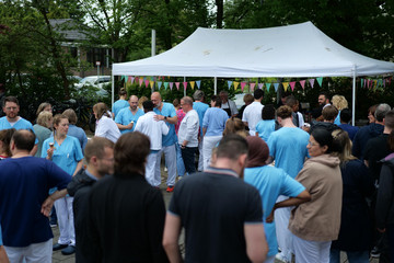 Großes Mitarbeiterevent im Albertinen Krankenhaus mit Grillbuffet und gemeinsamer Mittagspause – Wertschätzung, Teamgeist und Mitarbeiterbindung im Fokus. Großes Mitarbeiterevent im Albertinen Krankenhaus mit Grillbuffet und gemeinsamer Mittagspause – Wertschätzung, Teamgeist und Mitarbeiterbindung im Fokus.
