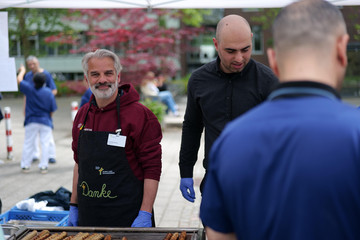 Mitarbeiter des Albertinen Krankenhauses am Grill beim Mitarbeiterevent „Let’s have lunch“ – persönliche Wertschätzung und Nähe des Direktoriums fördern Teamgeist und Bindung. Mitarbeiter des Albertinen Krankenhauses am Grill beim Mitarbeiterevent „Let’s have lunch“ – persönliche Wertschätzung und Nähe des Direktoriums fördern Teamgeist und Bindung.