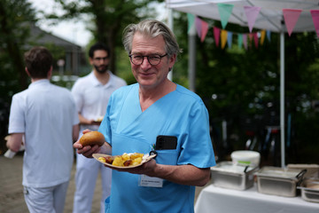 Mitarbeiter des Albertinen Krankenhauses mit Mittagessen beim Sommer-Event „Let’s have lunch“ – wertschätzende Unternehmenskultur stärkt Motivation und Zusammenhalt. Mitarbeiter des Albertinen Krankenhauses mit Mittagessen beim Sommer-Event „Let’s have lunch“ – wertschätzende Unternehmenskultur stärkt Motivation und Zusammenhalt.