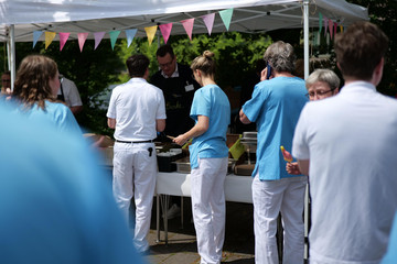 Pflegekräfte und Mitarbeitende des Albertinen Krankenhauses holen sich Mittagessen beim Team-Event „Let’s have lunch“ – gemeinschaftliche Pause als Zeichen der Anerkennung im Klinikalltag. Pflegekräfte und Mitarbeitende des Albertinen Krankenhauses holen sich Mittagessen beim Team-Event „Let’s have lunch“ – gemeinschaftliche Pause als Zeichen der Anerkennung im Klinikalltag.