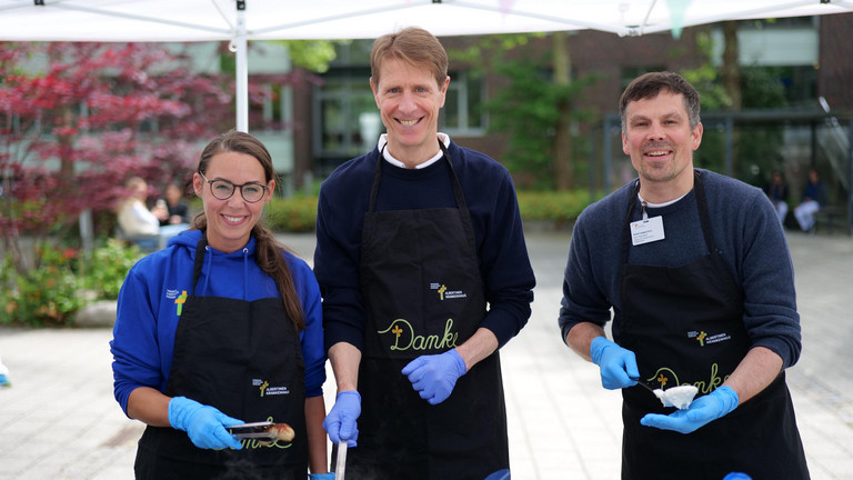 Mitarbeitende des Albertinen Krankenhauses genießen beim Event „Let’s have lunch“ eine gemeinsame Mittagspause mit Grillbuffet – gelebte Wertschätzung, Teamgeist und Mitarbeiterbindung im Klinikalltag. Mitarbeitende des Albertinen Krankenhauses genießen beim Event „Let’s have lunch“ eine gemeinsame Mittagspause mit Grillbuffet – gelebte Wertschätzung, Teamgeist und Mitarbeiterbindung im Klinikalltag.