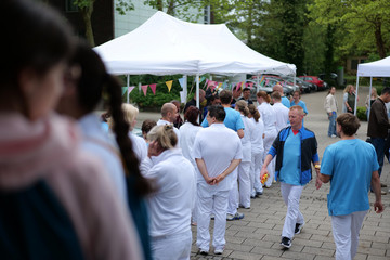 Mitarbeitende des Albertinen Krankenhauses treffen sich beim Sommerfest „Let’s have lunch“ – gemeinsames Essen und Austausch stärken Kollegialität und Mitarbeiterbindung. Mitarbeitende des Albertinen Krankenhauses treffen sich beim Sommerfest „Let’s have lunch“ – gemeinsames Essen und Austausch stärken Kollegialität und Mitarbeiterbindung.