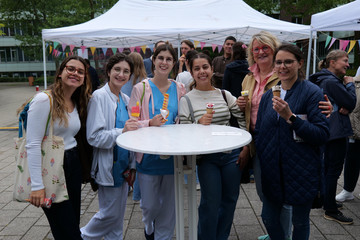 Auszubildende und Mitarbeitende des Albertinen Krankenhauses beim gemeinsamen Eisessen während „Let’s have lunch“ – gelebte Wertschätzung und starkes Gemeinschaftsgefühl im Klinikteam. Auszubildende und Mitarbeitende des Albertinen Krankenhauses beim gemeinsamen Eisessen während „Let’s have lunch“ – gelebte Wertschätzung und starkes Gemeinschaftsgefühl im Klinikteam.